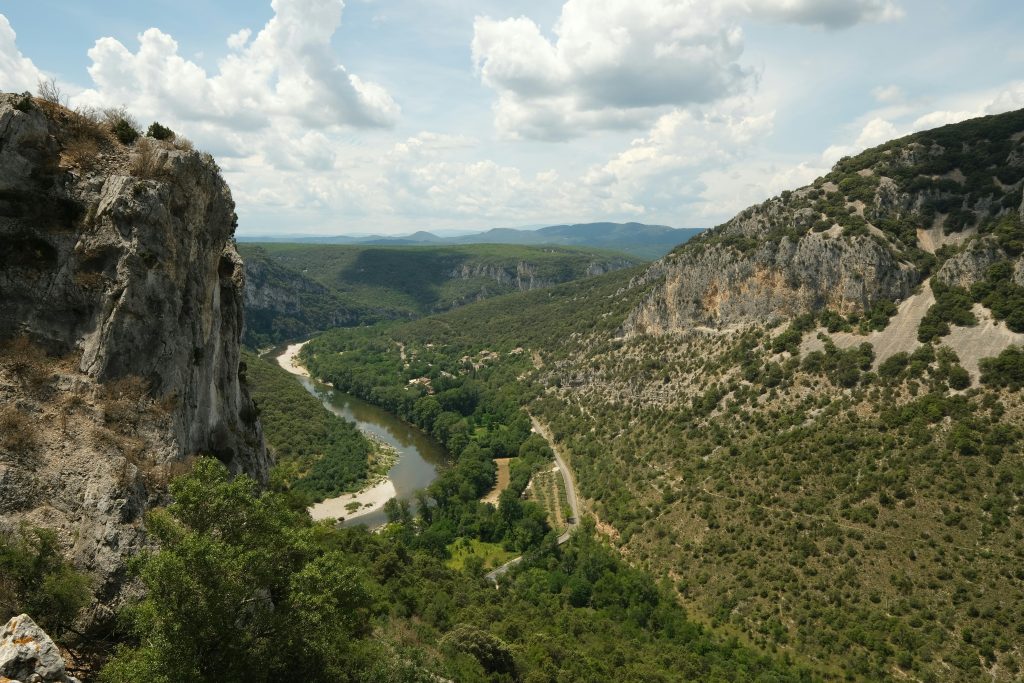 Camping sauvage Ardèche : réglementation, zones autorisées, conseils bivouac et spots nature pour profiter d’une expérience unique au cœur des gorges et paysages sauvages.