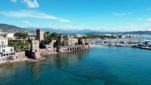 Plage du Château à Mandelieu : une plage idyllique au pied d’un monument historique
