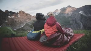 Sac de couchage en Duvet oie ou duvet de canard : lequel choisir pour le camping ?