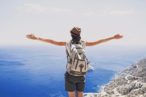 Partir seule en voyage : conseils pour réussir son premier voyage solo